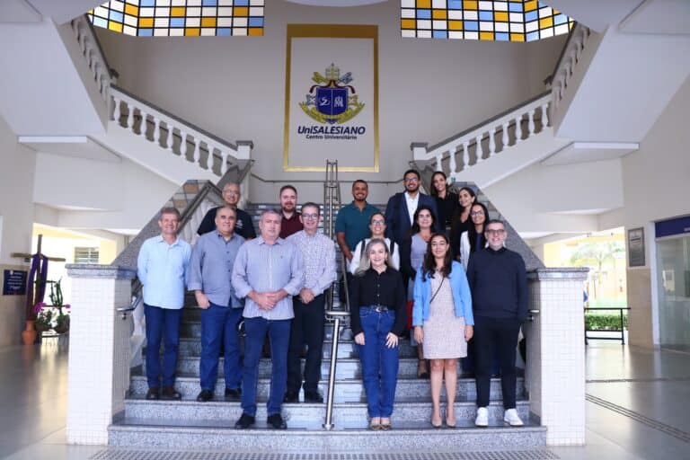 Representantes da Rede de Cooperação, formada por quatro centros universitários paulistas e coordenada pelo Semesp, se reuniram no último dia 13, na Reitoria do UniSALESIANO, para compartilhar experiências, fortalecer o diálogo e apresentar projetos desenvolvidos pelas instituições participantes. Participaram da reunião representantes do próprio UniSALESIANO, da UniFEV, da UniFEB e da UNIFIPA, instituições que integram a rede criada há mais de uma década para promover trocas de conhecimento, cooperação acadêmica e desenvolvimento institucional.