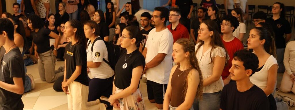 O Centro de Convivência do UniSALESIANO foi palco, na noite do dia 26 de março, da 7ª Vigília da Misericórdia, reunindo dezenas de jovens da comunidade acadêmica em uma experiência que prepara para a Páscoa, marcada por fé, oração e profundo encontro com Deus. A programação teve início às 19h30 e foi conduzida pelo Pró-Reitor de Pastoral, Pe. Paulo Jácomo, que guiou os participantes ao longo de uma noite plena de espiritualidade. O encontro contou com momentos de louvor, oração, partilha e reflexão, proporcionando aos presentes uma vivência completa do tempo quaresmal.