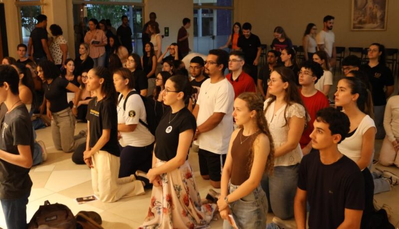 O Centro de Convivência do UniSALESIANO foi palco, na noite do dia 26 de março, da 7ª Vigília da Misericórdia, reunindo dezenas de jovens da comunidade acadêmica em uma experiência que prepara para a Páscoa, marcada por fé, oração e profundo encontro com Deus. A programação teve início às 19h30 e foi conduzida pelo Pró-Reitor de Pastoral, Pe. Paulo Jácomo, que guiou os participantes ao longo de uma noite plena de espiritualidade. O encontro contou com momentos de louvor, oração, partilha e reflexão, proporcionando aos presentes uma vivência completa do tempo quaresmal.
