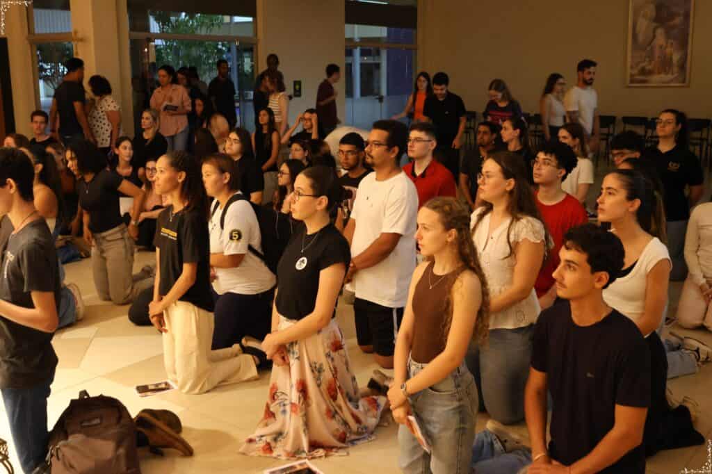 O&nbsp;Centro de Convivência do UniSALESIANO&nbsp;foi palco, na noite do dia 26 de março, da&nbsp;7ª Vigília da Misericórdia, reunindo dezenas de jovens da comunidade acadêmica em uma experiência que prepara para a Páscoa, marcada por fé, oração e profundo encontro com Deus. A programação teve início às 19h30 e foi conduzida pelo&nbsp;Pró-Reitor de Pastoral, Pe. Paulo Jácomo, que guiou os participantes ao longo de uma noite plena de espiritualidade. O encontro contou com momentos de louvor, oração, partilha e reflexão, proporcionando aos presentes uma vivência completa do tempo quaresmal.