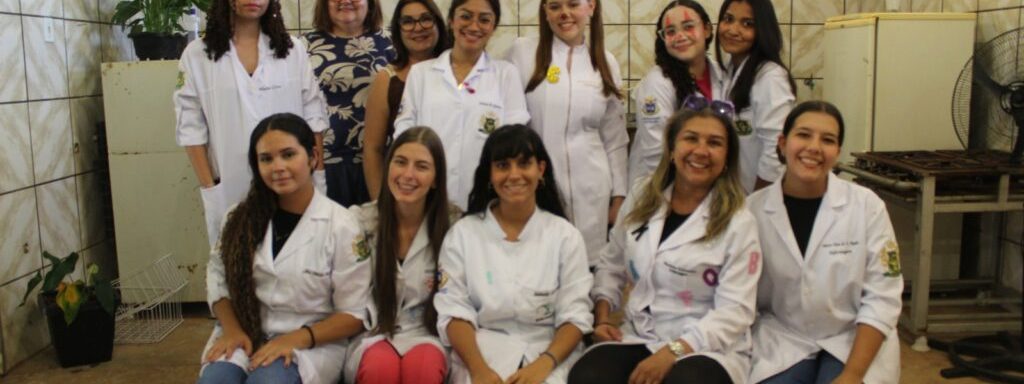 O Oratório “Dom Bosco” viveu um momento especial no último dia 28 de março, com a realização de uma celebração de Páscoa marcada por acolhimento, aprendizado e união entre comunidade, famílias e acadêmicos do UniSALESIANO. A programação contou com uma atividade inédita: uma oficina prática de confecção de ovos de Páscoa, proporcionando às crianças e jovens atendidos uma experiência única e cheia de significado.