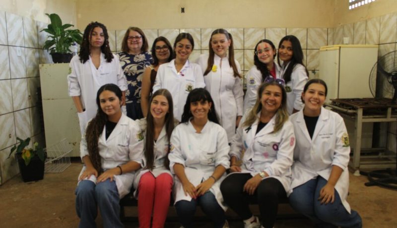 O Oratório “Dom Bosco” viveu um momento especial no último dia 28 de março, com a realização de uma celebração de Páscoa marcada por acolhimento, aprendizado e união entre comunidade, famílias e acadêmicos do UniSALESIANO. A programação contou com uma atividade inédita: uma oficina prática de confecção de ovos de Páscoa, proporcionando às crianças e jovens atendidos uma experiência única e cheia de significado.