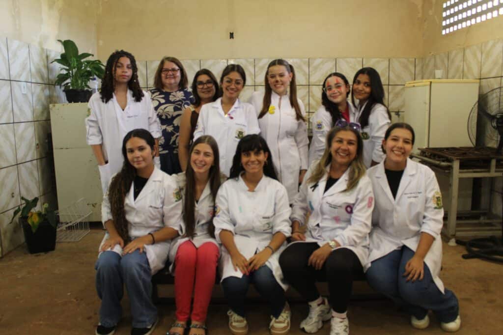 O Oratório “Dom Bosco”&nbsp;viveu um momento especial no último dia 28 de março, com a realização de uma celebração de Páscoa marcada por acolhimento, aprendizado e união entre comunidade, famílias e acadêmicos do UniSALESIANO. A programação contou com uma atividade inédita: uma&nbsp;oficina prática de confecção de ovos de Páscoa,&nbsp;proporcionando às crianças e jovens atendidos uma experiência única e cheia de significado.