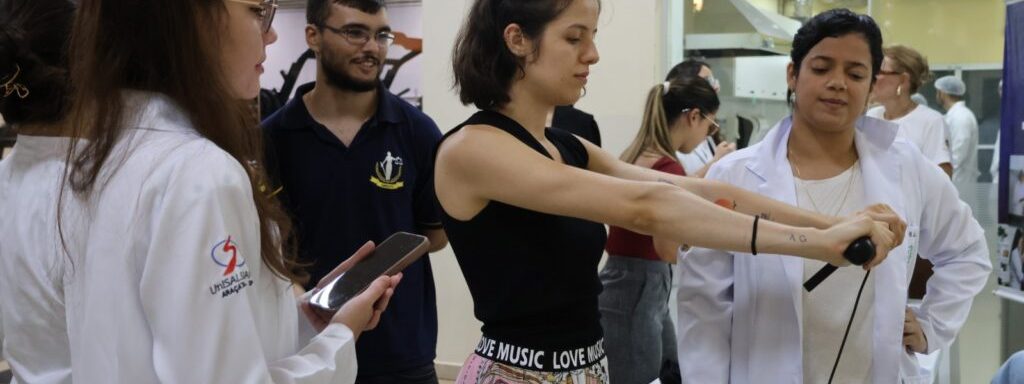 Os cursos da área da Saúde do UniSALESIANO promoveram, na noite do dia 8 de abril, um evento especial em alusão ao Dia Mundial da Saúde, celebrado em 7 de abril. A ação foi realizada no Centro de Convivência da Instituição e reuniu acadêmicos em uma programação voltada à prática, integração e conscientização sobre a importância dos cuidados com a saúde.