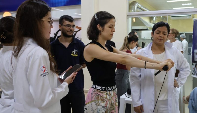 Os cursos da área da Saúde do UniSALESIANO promoveram, na noite do dia 8 de abril, um evento especial em alusão ao Dia Mundial da Saúde, celebrado em 7 de abril. A ação foi realizada no Centro de Convivência da Instituição e reuniu acadêmicos em uma programação voltada à prática, integração e conscientização sobre a importância dos cuidados com a saúde.