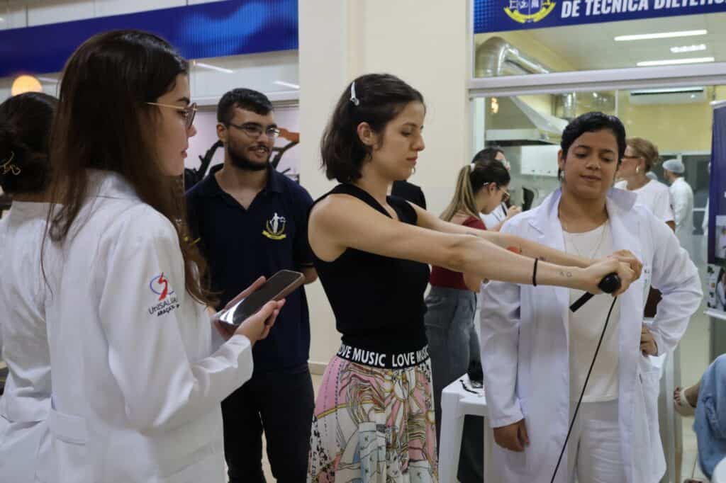 Os cursos da área da Saúde do UniSALESIANO&nbsp;promoveram, na noite do dia 8 de abril, um evento especial em alusão ao&nbsp;Dia Mundial da Saúde,&nbsp;celebrado em 7 de abril. A ação foi realizada no Centro de Convivência da Instituição e reuniu acadêmicos em uma programação voltada à prática, integração e conscientização sobre a importância dos cuidados com a saúde.