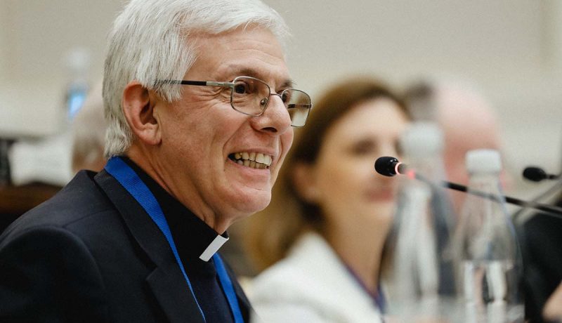 Nella giornata di martedì 28 aprile 2026, nella Casina “Pio IV” in Vaticano, il Dicastero della Santa Sede per i Laici, la Famiglia e la Vita ha promosso una giornata di studio su “Sacramento del matrimonio, fede e munus docendi”. Come primo relatore nella circostanza è stato invitato il Rettor Magnifico dell’Università Pontificia Salesiana (UPS), don Andrea Bozzolo, che ha presentato una relazione dal titolo: “Sacramento del Matrimonio e Fede”.