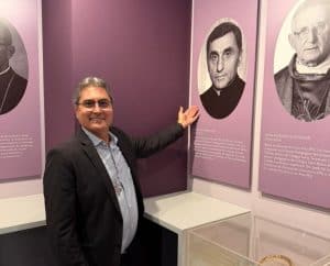 Durante a cerimônia, o Reitor do UNISALESIANO, Pe. Paulo Vendrame, ressaltou que o Memorial representa não apenas a preservação da história salesiana, mas também um espaço vivo de inspiração para as novas gerações. Entre os ambientes mais simbólicos do local está o quarto onde São João Paulo II se hospedou durante sua visita a Campo Grande, em 1991, preservado com seus móveis e objetos originais, fortalecendo ainda mais a memória e a espiritualidade da missão salesiana no Brasil.