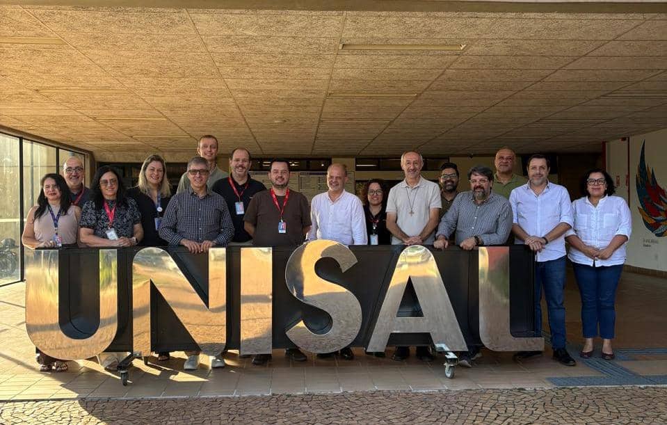 A cada três anos, um membro do&nbsp;Conselho Geral Salesiano, designado pelo reitor-mor, autoridade máxima da&nbsp;Congressão&nbsp;Salesiana,&nbsp;percorre as instituições&nbsp;de diversos países&nbsp;para ouvir, avaliar e renovar o compromisso com a missão educativa.&nbsp;Neste 06 de Maio&nbsp;o&nbsp;encontro&nbsp;foi&nbsp;no UNISAL.&nbsp;&nbsp; No contexto da Visita Trienal, o Conselheiro da América Latina – Cone Sul, Padre Gabriel Romero, chegou ao Campus Maria Auxiliadora, em Americana, para uma reunião extraordinária com a liderança da instituição. O encontro reuniu os gestores dos três campi&nbsp;(Americana, Campinas e&nbsp;Lorena)&nbsp;em&nbsp;um dos momentos mais significativos da vida institucional salesiana: o diálogo direto entre quem conduz a missão localmente e quem a orienta globalmente.&nbsp;