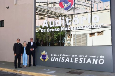 A Santa Casa de Misericórdia de Araçatuba e o UniSALESIANO inauguraram, na manhã desta terça-feira (5), o Auditório “Dr. Creso Machado Pinto”, em cerimônia que reuniu autoridades, profissionais da saúde, acadêmicos e familiares do homenageado. Dentre eles, membros da Reitoria do UniSALESIANO: Reitor, Pe. Paulo Vendrame, Pró-Reitor de Ensino, Pesquisa e Pós-Graduação, Prof. Dr. André Ornellas e a Pró-Reitora Administrativa, Vanda Aparecida Guilherme de Moura.
