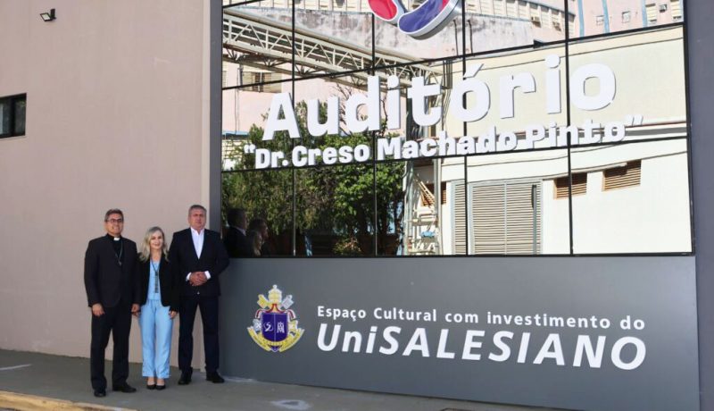 A Santa Casa de Misericórdia de Araçatuba e o UniSALESIANO inauguraram, na manhã desta terça-feira (5), o Auditório “Dr. Creso Machado Pinto”, em cerimônia que reuniu autoridades, profissionais da saúde, acadêmicos e familiares do homenageado. Dentre eles, membros da Reitoria do UniSALESIANO: Reitor, Pe. Paulo Vendrame, Pró-Reitor de Ensino, Pesquisa e Pós-Graduação, Prof. Dr. André Ornellas e a Pró-Reitora Administrativa, Vanda Aparecida Guilherme de Moura.