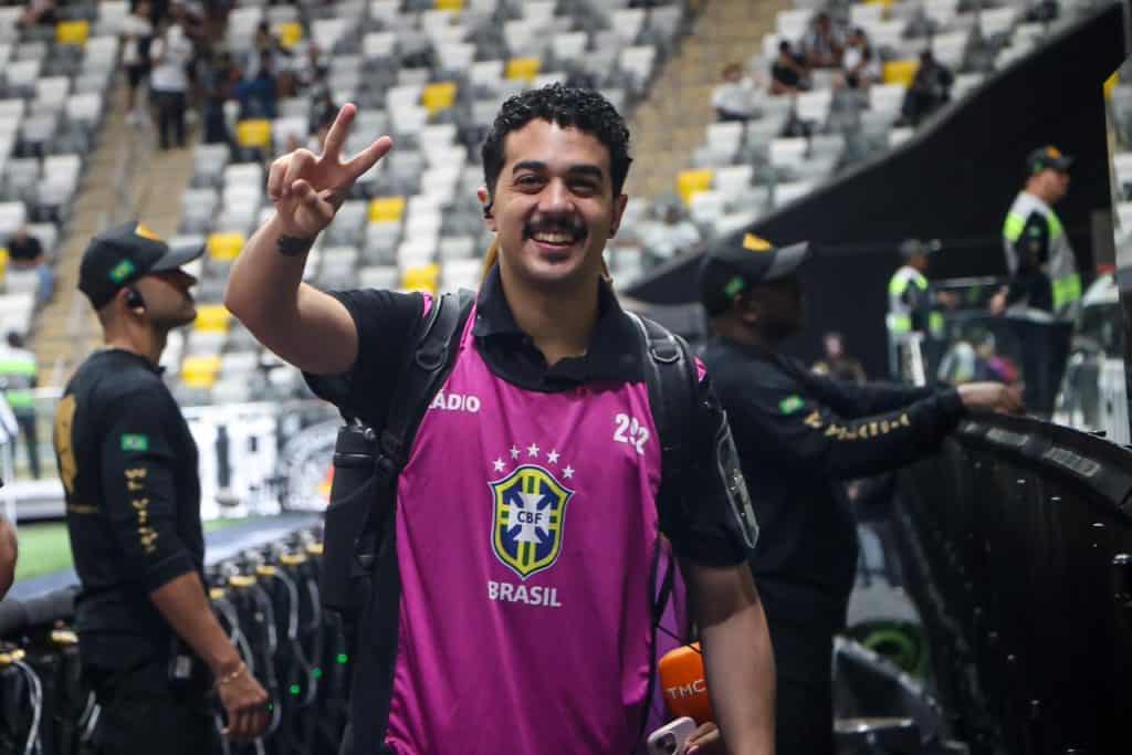 É nesse cenário que se destaca Pedro Abílio. Natural de Itabira, formado em Jornalismo pelo Unileste, ele foi escalado pela Rádio Itatiaia para cobrir a Copa do Mundo de 2026. Sua trajetória consistente, entre rádio, reportagem, produção e ambiente digital, representa o perfil do jornalista versátil, atento às transformações e forjado na prática cotidiana.