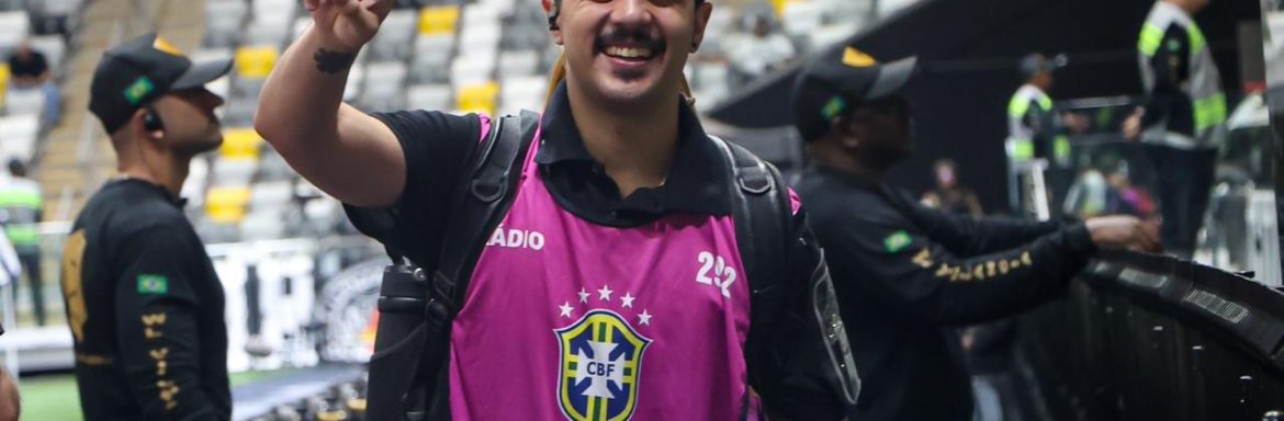É nesse cenário que se destaca Pedro Abílio. Natural de Itabira, formado em Jornalismo pelo Unileste, ele foi escalado pela Rádio Itatiaia para cobrir a Copa do Mundo de 2026. Sua trajetória consistente, entre rádio, reportagem, produção e ambiente digital, representa o perfil do jornalista versátil, atento às transformações e forjado na prática cotidiana.