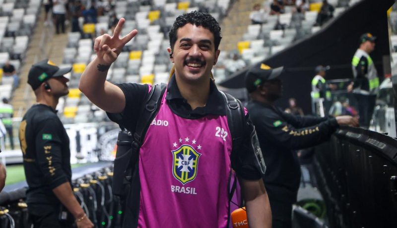 É nesse cenário que se destaca Pedro Abílio. Natural de Itabira, formado em Jornalismo pelo Unileste, ele foi escalado pela Rádio Itatiaia para cobrir a Copa do Mundo de 2026. Sua trajetória consistente, entre rádio, reportagem, produção e ambiente digital, representa o perfil do jornalista versátil, atento às transformações e forjado na prática cotidiana.
