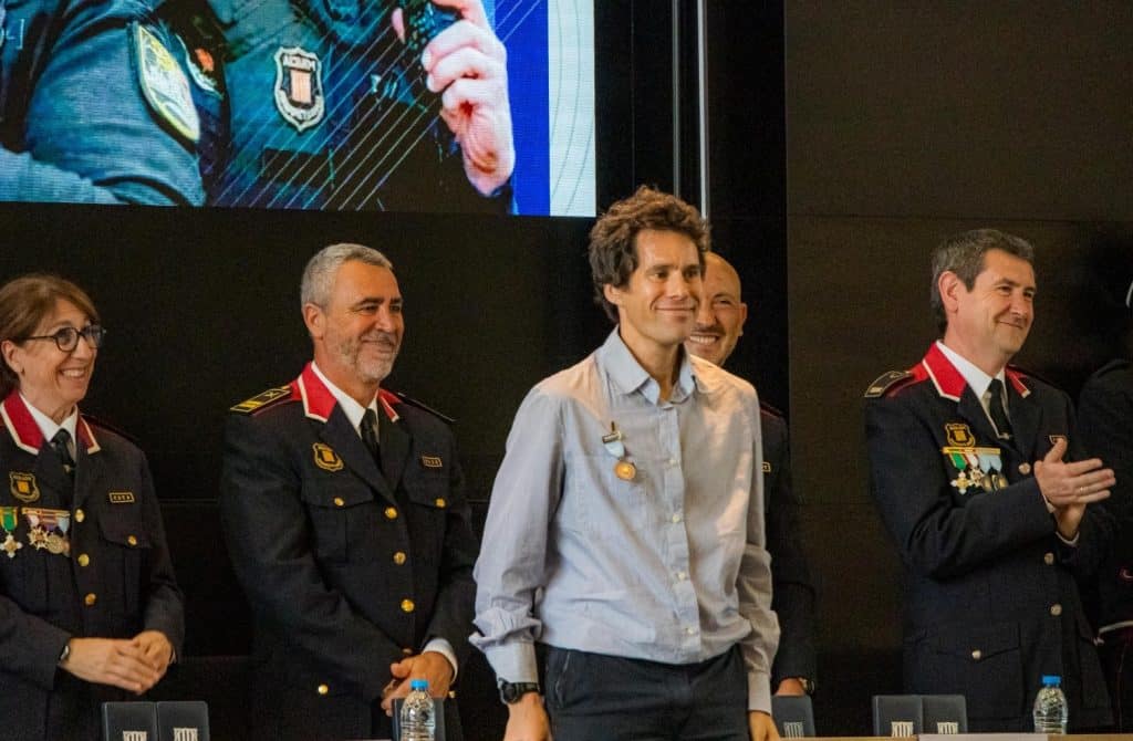 La Escola Universitària Salesiana de Sarrià (EUSS) ha llevado a cabo una colaboración con la policía científica de los Mossos d'Esquadra para ayudar en la implementación de mejoras en procesos analíticos vinculados a la química forense. Fruto de esta colaboración, el profesor e investigador de la EUSS Jordi Cruz ha recibido este mes de mayo la medalla de bronce con insignia azul de los Mossos d'Esquadra. Se trata de una de las más importantes distinciones que otorga el cuerpo policial a personalidades del ámbito civil