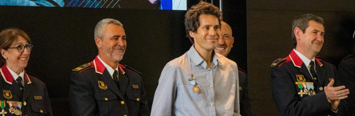 La Escola Universitària Salesiana de Sarrià (EUSS) ha llevado a cabo una colaboración con la policía científica de los Mossos d'Esquadra para ayudar en la implementación de mejoras en procesos analíticos vinculados a la química forense. Fruto de esta colaboración, el profesor e investigador de la EUSS Jordi Cruz ha recibido este mes de mayo la medalla de bronce con insignia azul de los Mossos d'Esquadra. Se trata de una de las más importantes distinciones que otorga el cuerpo policial a personalidades del ámbito civil
