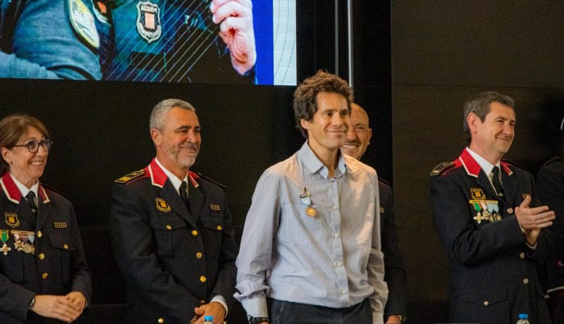 La Escola Universitària Salesiana de Sarrià (EUSS) ha llevado a cabo una colaboración con la policía científica de los Mossos d'Esquadra para ayudar en la implementación de mejoras en procesos analíticos vinculados a la química forense. Fruto de esta colaboración, el profesor e investigador de la EUSS Jordi Cruz ha recibido este mes de mayo la medalla de bronce con insignia azul de los Mossos d'Esquadra. Se trata de una de las más importantes distinciones que otorga el cuerpo policial a personalidades del ámbito civil