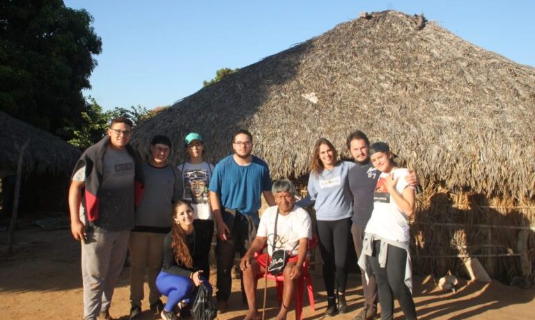 Lívia Camylli Baraúna da Silva tinha 18 anos quando pisou pela primeira vez na terra indígena de São Marcos, no Mato Grosso, como voluntária de uma missão salesiana, chamada VAMS – Voluntariado Acadêmico Missionário Salesiano. Ela não imaginava que aquela viagem mudaria não só sua vida, mas também o tema do trabalho que encerraria sua graduação em Direito no UniSALESIANO, em Araçatuba.