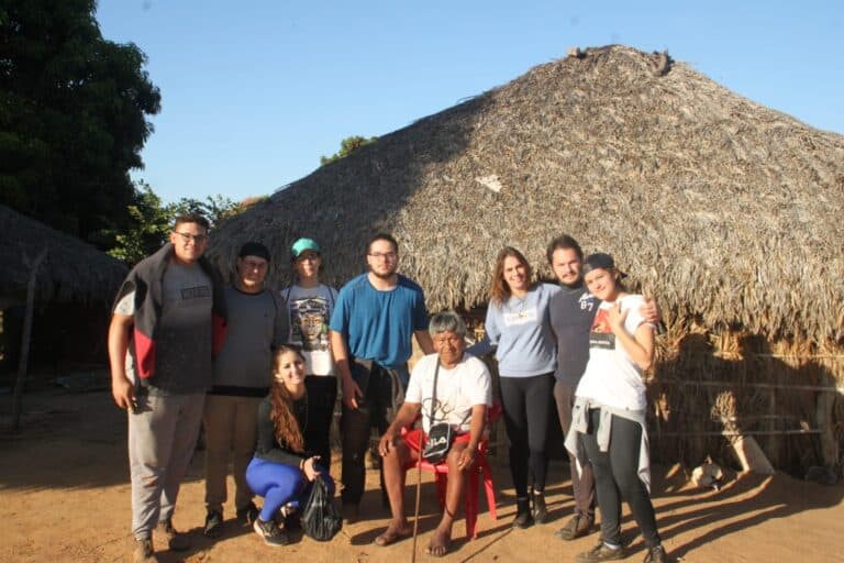 Lívia Camylli Baraúna da Silva&nbsp;tinha 18 anos quando pisou pela primeira vez na terra indígena de São Marcos, no Mato Grosso, como voluntária de uma missão salesiana, chamada&nbsp;VAMS – Voluntariado Acadêmico Missionário Salesiano. Ela não imaginava que aquela viagem mudaria não só sua vida, mas também o tema do trabalho que encerraria sua graduação em&nbsp;Direito no UniSALESIANO, em Araçatuba.