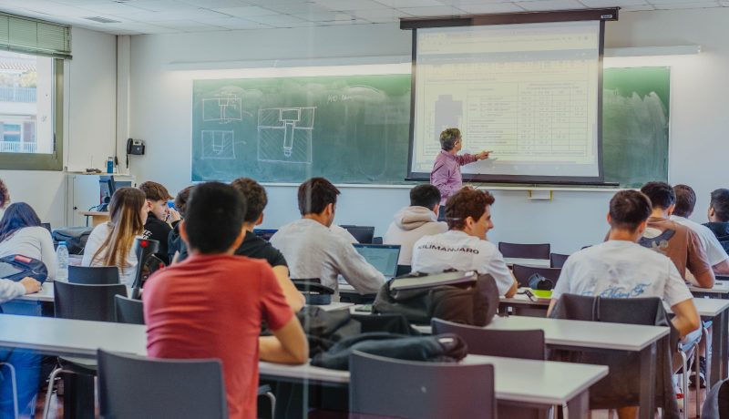 La Escuela Universitaria Salesiana de Sarrià (EUSS) consolida los buenos resultados de su modelo educativo con elevados datos de inserción laboral y satisfacción entre las personas graduadas. Según el último informe del Observatorio de Inserción Laboral del centro, el 97,7% de los titulados y tituladas del curso 2018-2019 se encuentran ocupados cinco años después de finalizar sus estudios, mientras que el 95% ya trabajaba a los tres meses de obtener el título.
