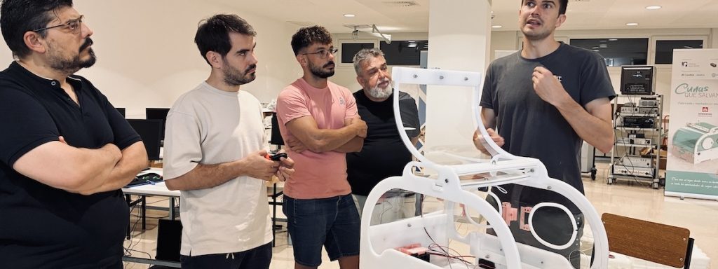 Salesianos Pamplona acoge desde el 16 hasta el 18 de junio las Jornadas Técnicas de Mecanizado que en esta edición se enfocarán en el trabajo que los centros participantes están realizando en torno al proyecto “Cunas que salvan vidas” / Incunest.     Profesorado de mecánica y electricidad-electrónica de Centros de FP Salesianos de Asturias, Vigo, Santander, Madrid, León, Logroño, Zaragoza, Burgos, Bilbao, Aranjuez y Navarra han participado es estas jornadas técnicas en las que se ha puesto en común el trabajo realizado hasta el momento y las posibilidades futuras en la colaboración con la ONG Medicina Abierta al Mundo liderada por Pablo Sánchez, el joven navarro que obtuvo el premio Princesa de Girona por este proyecto.