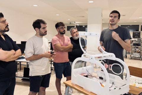 Salesianos Pamplona acoge desde el 16 hasta el 18 de junio las Jornadas Técnicas de Mecanizado que en esta edición se enfocarán en el trabajo que los centros participantes están realizando en torno al proyecto “Cunas que salvan vidas” / Incunest.     Profesorado de mecánica y electricidad-electrónica de Centros de FP Salesianos de Asturias, Vigo, Santander, Madrid, León, Logroño, Zaragoza, Burgos, Bilbao, Aranjuez y Navarra han participado es estas jornadas técnicas en las que se ha puesto en común el trabajo realizado hasta el momento y las posibilidades futuras en la colaboración con la ONG Medicina Abierta al Mundo liderada por Pablo Sánchez, el joven navarro que obtuvo el premio Princesa de Girona por este proyecto.