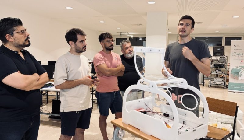 Salesianos Pamplona acoge desde el 16 hasta el 18 de junio las Jornadas Técnicas de Mecanizado que en esta edición se enfocarán en el trabajo que los centros participantes están realizando en torno al proyecto “Cunas que salvan vidas” / Incunest. Profesorado de mecánica y electricidad-electrónica de Centros de FP Salesianos de Asturias, Vigo, Santander, Madrid, León, Logroño, Zaragoza, Burgos, Bilbao, Aranjuez y Navarra han participado es estas jornadas técnicas en las que se ha puesto en común el trabajo realizado hasta el momento y las posibilidades futuras en la colaboración con la ONG Medicina Abierta al Mundo liderada por Pablo Sánchez, el joven navarro que obtuvo el premio Princesa de Girona por este proyecto.