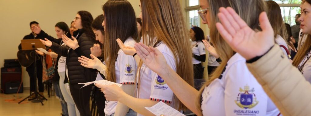 Uma cruz, uma missão e o desejo de servir. Com esse espírito, acadêmicos do UniSALESIANO participaram, no dia 25 de junho, às 15h, na Capela do Centro de Convivência, da Celebração de Envio do 8º Voluntariado Acadêmico Missionário Salesiano (VAMS), que marcou o início de uma experiência de transformação pessoal, acadêmica e social.