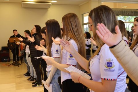 Uma cruz, uma missão e o desejo de servir. Com esse espírito, acadêmicos do UniSALESIANO participaram, no dia 25 de junho, às 15h, na Capela do Centro de Convivência, da Celebração de Envio do 8º Voluntariado Acadêmico Missionário Salesiano (VAMS), que marcou o início de uma experiência de transformação pessoal, acadêmica e social.