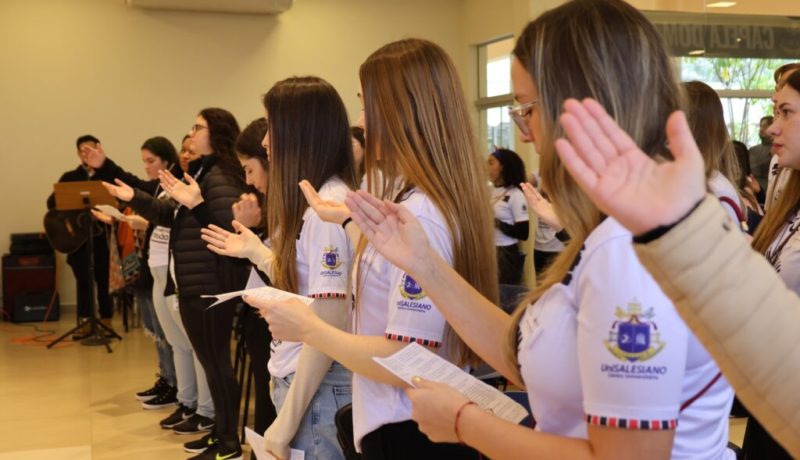 Uma cruz, uma missão e o desejo de servir. Com esse espírito, acadêmicos do UniSALESIANO participaram, no dia 25 de junho, às 15h, na Capela do Centro de Convivência, da Celebração de Envio do 8º Voluntariado Acadêmico Missionário Salesiano (VAMS), que marcou o início de uma experiência de transformação pessoal, acadêmica e social.