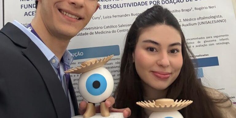 Um trabalho desenvolvido por acadêmicos de Medicina do UniSALESIANO, com base nos dados do Projeto Mutirão Oftalmológico, realizado em Araçatuba, no ano passado, recebeu duas premiações no XXV Congresso Caipira de Oftalmologia, realizado em São José do Rio Preto, recentemente. O trabalho, apresentado em formato de pôster, conquistou o 1º lugar na categoria “Melhor Pôster” e o 1º lugar na categoria “Destaque em Impacto Clínico, Social ou Aplicabilidade”.