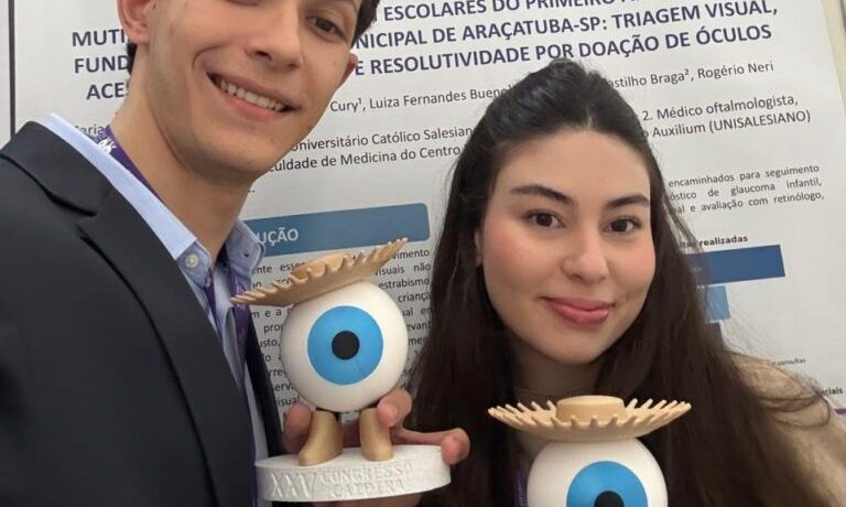 Um trabalho desenvolvido por acadêmicos de Medicina do UniSALESIANO, com base nos dados do Projeto Mutirão Oftalmológico, realizado em Araçatuba, no ano passado, recebeu duas premiações no XXV Congresso Caipira de Oftalmologia, realizado em São José do Rio Preto, recentemente. O trabalho, apresentado em formato de pôster, conquistou o 1º lugar na categoria “Melhor Pôster” e o 1º lugar na categoria “Destaque em Impacto Clínico, Social ou Aplicabilidade”.