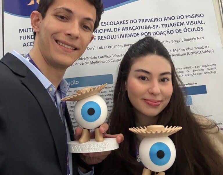 Um trabalho desenvolvido por acadêmicos de&nbsp;Medicina do UniSALESIANO, com base nos dados do&nbsp;Projeto Mutirão Oftalmológico, realizado em Araçatuba, no ano passado, recebeu duas premiações no&nbsp;XXV Congresso Caipira de Oftalmologia, realizado em São José do Rio Preto, recentemente. O trabalho, apresentado em formato de pôster, conquistou o 1º lugar na categoria “Melhor Pôster” e o 1º lugar na categoria “Destaque em Impacto Clínico, Social ou Aplicabilidade”.
