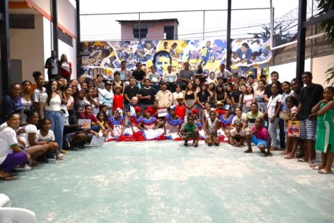 Con una emotiva jornada de integración, reconocimiento y gratitud, la Fundación Proyecto Salesiano Chicos de la Calle Costa Norte celebró la clausura del proyecto de vinculación desarrollado junto a la Universidad Politécnica Salesiana (UPS), sede Quito, un proceso que se llevó a cabo durante aproximadamente cinco meses. La iniciativa benefició a las instancias de Santo Domingo y Esmeraldas, fortaleciendo el trabajo educativo, comunitario y pastoral que la Fundación realiza con niños, niñas, adolescentes, jóvenes y sus familias.