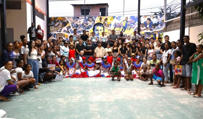 Con una emotiva jornada de integración, reconocimiento y gratitud, la Fundación Proyecto Salesiano Chicos de la Calle Costa Norte celebró la clausura del proyecto de vinculación desarrollado junto a la Universidad Politécnica Salesiana (UPS), sede Quito, un proceso que se llevó a cabo durante aproximadamente cinco meses. La iniciativa benefició a las instancias de Santo Domingo y Esmeraldas, fortaleciendo el trabajo educativo, comunitario y pastoral que la Fundación realiza con niños, niñas, adolescentes, jóvenes y sus familias.