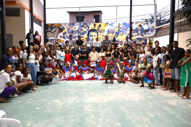 Con una emotiva jornada de integración, reconocimiento y gratitud, la Fundación Proyecto Salesiano Chicos de la Calle Costa Norte celebró la clausura del proyecto de vinculación desarrollado junto a la Universidad Politécnica Salesiana (UPS), sede Quito, un proceso que se llevó a cabo durante aproximadamente cinco meses. La iniciativa benefició a las instancias de Santo Domingo y Esmeraldas, fortaleciendo el trabajo educativo, comunitario y pastoral que la Fundación realiza con niños, niñas, adolescentes, jóvenes y sus familias.