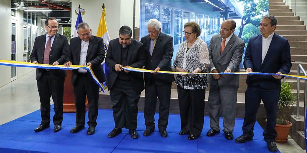En el marco de sus 42 años de trayectoria, la Universidad Don Bosco (UDB) inauguró un moderno edificio de tres niveles en su campus de Antiguo Cuscatlán expandiendo sus espacios para albergar a una comunidad en constante crecimiento. Diseñada bajo la metodología digital BIM y con estrictos criterios de ecoeficiencia, la obra rinde homenaje al legado de su segundo rector y amplía la capacidad del campus para responder a los desafíos de la educación contemporánea.