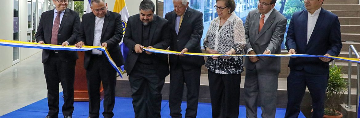 En el marco de sus 42 años de trayectoria, la Universidad Don Bosco (UDB) inauguró un moderno edificio de tres niveles en su campus de Antiguo Cuscatlán expandiendo sus espacios para albergar a una comunidad en constante crecimiento. Diseñada bajo la metodología digital BIM y con estrictos criterios de ecoeficiencia, la obra rinde homenaje al legado de su segundo rector y amplía la capacidad del campus para responder a los desafíos de la educación contemporánea.