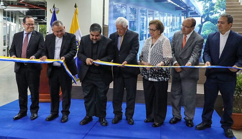En el marco de sus 42 años de trayectoria, la Universidad Don Bosco (UDB) inauguró un moderno edificio de tres niveles en su campus de Antiguo Cuscatlán expandiendo sus espacios para albergar a una comunidad en constante crecimiento. Diseñada bajo la metodología digital BIM y con estrictos criterios de ecoeficiencia, la obra rinde homenaje al legado de su segundo rector y amplía la capacidad del campus para responder a los desafíos de la educación contemporánea.