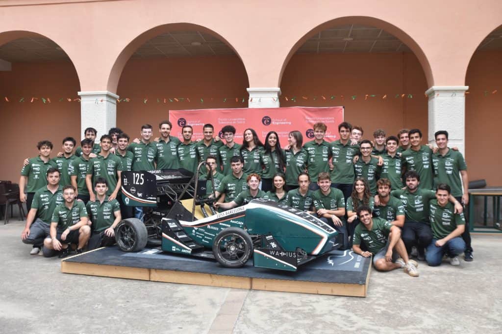 Para muchos estudiantes de ingeniería, la formación sigue día a día más allá de las aulas. En la Escuela Universitaria Salesiana de Sarrià esta máxima toma forma con su equipo de Formula Student, una competición internacional que desafía a universidades de todo el mundo a diseñar, construir y defender un monoplaza de competición desarrollado íntegramente por los propios estudiantes. EUSS Motorsport es el equipo de la universidad de los salesianos y este viernes ha presentado su nuevo monoplaza, el EM-06, que competirá en Montmeló y Francia.