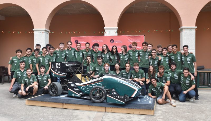 Para muchos estudiantes de ingeniería, la formación sigue día a día más allá de las aulas. En la Escuela Universitaria Salesiana de Sarrià esta máxima toma forma con su equipo de Formula Student, una competición internacional que desafía a universidades de todo el mundo a diseñar, construir y defender un monoplaza de competición desarrollado íntegramente por los propios estudiantes. EUSS Motorsport es el equipo de la universidad de los salesianos y este viernes ha presentado su nuevo monoplaza, el EM-06, que competirá en Montmeló y Francia.