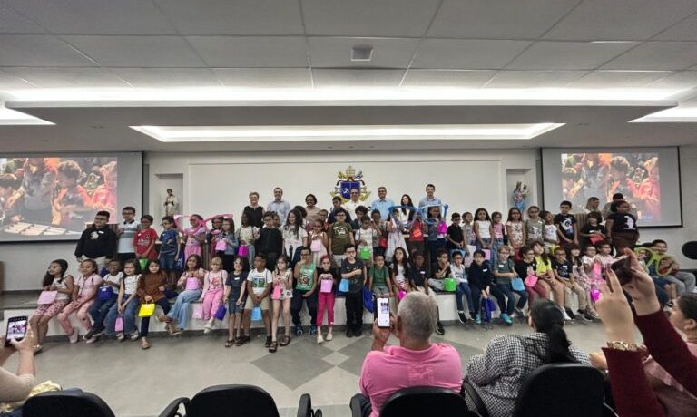 Um novo olhar para a vida, para a aprendizagem e para o futuro. Foi com esse propósito que, na manhã do último sábado, dia 8 de agosto, crianças das escolas municipais de Araçatuba participaram da cerimônia de entrega de óculos de mais uma etapa do Mutirão Oftalmológico, realizada nas dependências do UniSALESIANO.