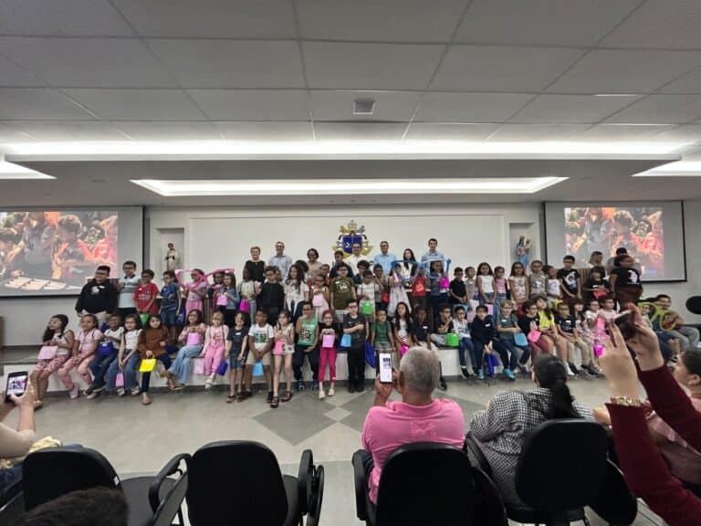 Um novo olhar para a vida, para a aprendizagem e para o futuro. Foi com esse propósito que, na manhã do último sábado, dia 8 de agosto, crianças das escolas municipais de Araçatuba participaram da cerimônia de entrega de óculos de mais uma etapa do&nbsp;Mutirão Oftalmológico, realizada nas dependências do UniSALESIANO.