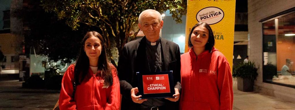 . Il riconoscimento di Cube Radio e IUSVE per l’etica della comunicazione è stato attribuito al cardinal Zuppi per uno stile comunicativo capace di mettere al centro ascolto, dialogo, pace e rispetto dell’altro. Una scelta che vuole sottolineare come essere un Ethical Champion non dipenda dal numero di follower o dalla presenza quotidiana sui social, ma dalla capacità di indicare, attraverso parole e comportamenti, un modo responsabile e autenticamente umano di comunicare.