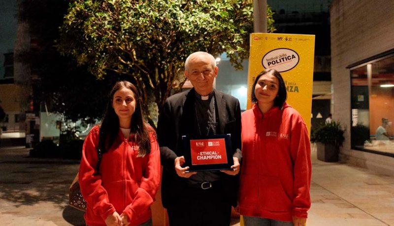 . Il riconoscimento di Cube Radio e IUSVE per l’etica della comunicazione è stato attribuito al cardinal Zuppi per uno stile comunicativo capace di mettere al centro ascolto, dialogo, pace e rispetto dell’altro. Una scelta che vuole sottolineare come essere un Ethical Champion non dipenda dal numero di follower o dalla presenza quotidiana sui social, ma dalla capacità di indicare, attraverso parole e comportamenti, un modo responsabile e autenticamente umano di comunicare.