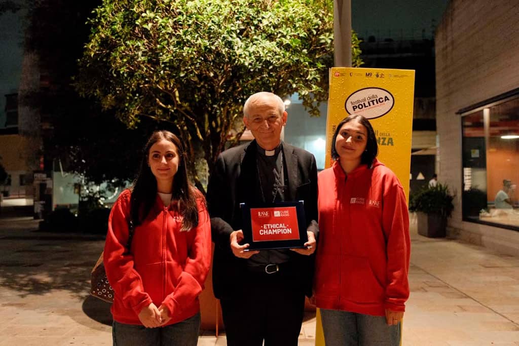 . Il riconoscimento di Cube Radio e IUSVE per l’etica della comunicazione è stato attribuito al cardinal Zuppi per uno stile comunicativo capace di mettere al centro ascolto, dialogo, pace e rispetto dell’altro. Una scelta che vuole sottolineare come essere un Ethical Champion non dipenda dal numero di follower o dalla presenza quotidiana sui social, ma dalla capacità di indicare, attraverso parole e comportamenti, un modo responsabile e autenticamente umano di comunicare.