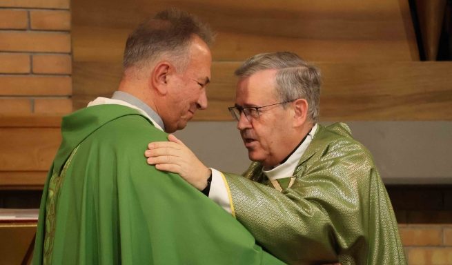 Nel tardo pomeriggio del 28 settembre, nella Chiesa Universitaria dell’Università Pontificia Salesiana (UPS), don Guido Errico ha preso ufficialmente possesso dell’incarico di Superiore della Visitatoria “Maria Sede della Sapienza”. Ha presieduto la Celebrazione Eucaristica il Rettor Maggiore, Don Fabio Attard. Tra i presenti vi erano i membri della Visitatoria, i confratelli della Sede Centrale, comunità alla quale apparteneva, e il Superiore dell’Ispettoria Meridionale, don Gianpaolo Roma, da cui proviene don Guido.