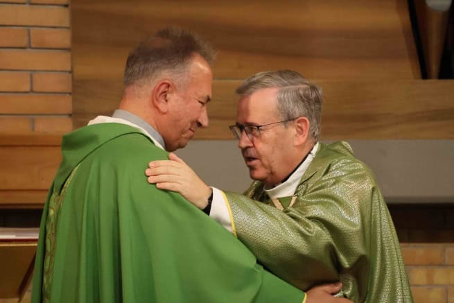 Nel tardo pomeriggio del 28 settembre, nella Chiesa Universitaria dell’Università Pontificia Salesiana (UPS), don Guido Errico ha preso ufficialmente possesso dell’incarico di Superiore della Visitatoria “Maria Sede della Sapienza”. Ha presieduto la Celebrazione Eucaristica il Rettor Maggiore, Don Fabio Attard. Tra i presenti vi erano i membri della Visitatoria, i confratelli della Sede Centrale, comunità alla quale apparteneva, e il Superiore dell’Ispettoria Meridionale, don Gianpaolo Roma, da cui proviene don Guido.