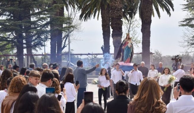 La Obra de Don Bosco en Rodeo del Medio se vistió de fiesta, por la celebración de los 125 años de una presencia emblemática que sigue sembrando educación y fe en la provincia de Mendoza, Argentina. La jornada reunió a autoridades civiles y eclesiásticas, estudiantes, exalumnos, religiosas, sacerdotes y vecinos en una gran celebración comunitaria profundamente emotiva. El acto conmemorativo contó con la participación de 27 cuerpos de bandera y la calidez de la Banda San Miguel Arcángel. Tras las palabras institucionales, el Obispo de Mendoza y presidente de la Conferencia Episcopal Argentina, Mons. Marcelo Colombo, impartió su bendición acompañado por el Padre Director Miguel Mestre SDB y el Vicerrector de Formación de la UCCuyo, Pbro. Ángel Hernández.