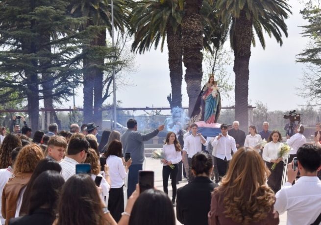 La Obra de Don Bosco en Rodeo del Medio se vistió de fiesta, por la celebración de los 125 años de una presencia emblemática que sigue sembrando educación y fe en la provincia de Mendoza, Argentina.     La jornada reunió a autoridades civiles y eclesiásticas, estudiantes, exalumnos, religiosas, sacerdotes y vecinos en una gran celebración comunitaria profundamente emotiva. El acto conmemorativo contó con la participación de 27 cuerpos de bandera y la calidez de la Banda San Miguel Arcángel. Tras las palabras institucionales, el Obispo de Mendoza y presidente de la Conferencia Episcopal Argentina, Mons. Marcelo Colombo, impartió su bendición acompañado por el Padre Director Miguel Mestre SDB y el Vicerrector de Formación de la UCCuyo, Pbro. Ángel Hernández.